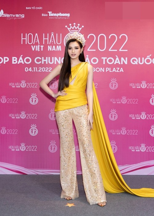 Dan hau dinh dam do sac tren tham do Hoa hau Viet Nam 2022-Hinh-3