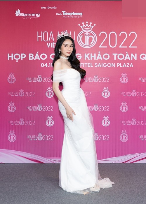 Dan hau dinh dam do sac tren tham do Hoa hau Viet Nam 2022-Hinh-7