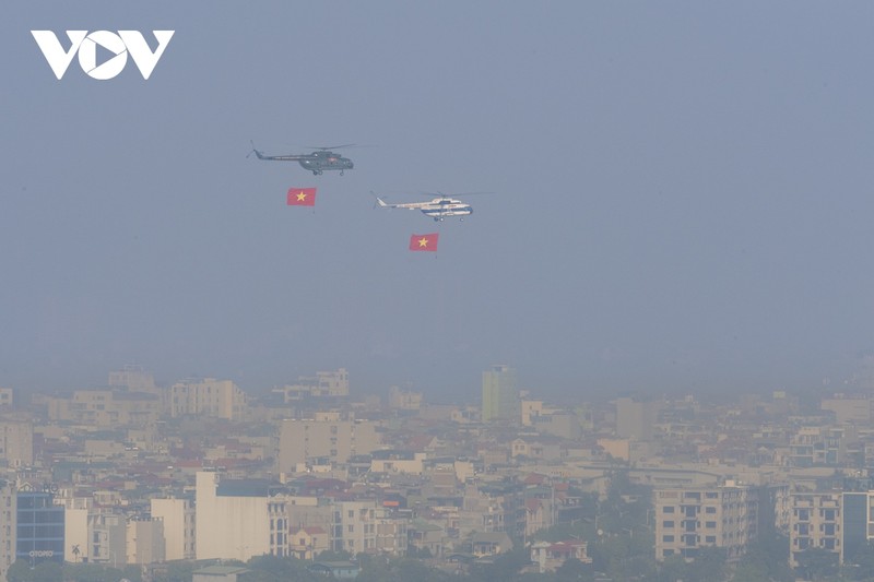 Truc thang Mi mang Quoc ky va chien dau co Su-30 hop luyen tren bau troi Ha Noi-Hinh-4