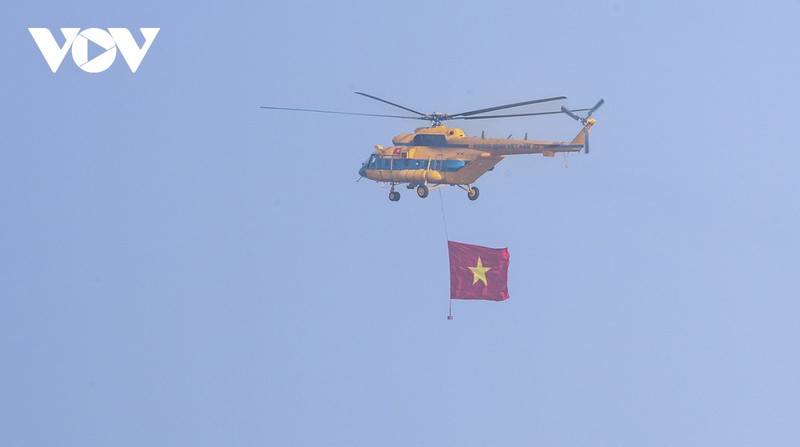 Truc thang Mi mang Quoc ky va chien dau co Su-30 hop luyen tren bau troi Ha Noi-Hinh-5