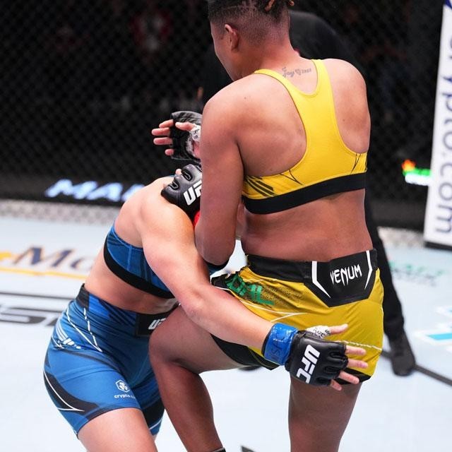 Vo si Brazil ghi ten vao lich su UFC bang don 