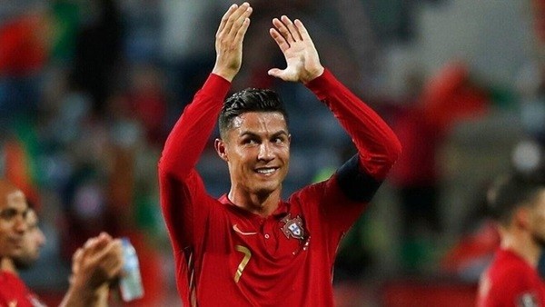 Ronaldo lan thu 5 du World Cup, sanh ngang 3 huyen thoai