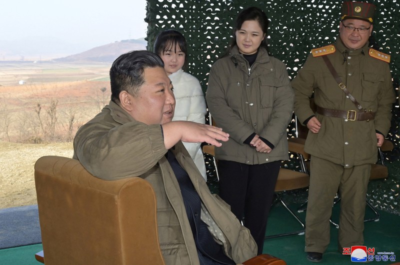 Ong Kim Jong Un va con gai xuat hien tai buoi phong ICBM-Hinh-2