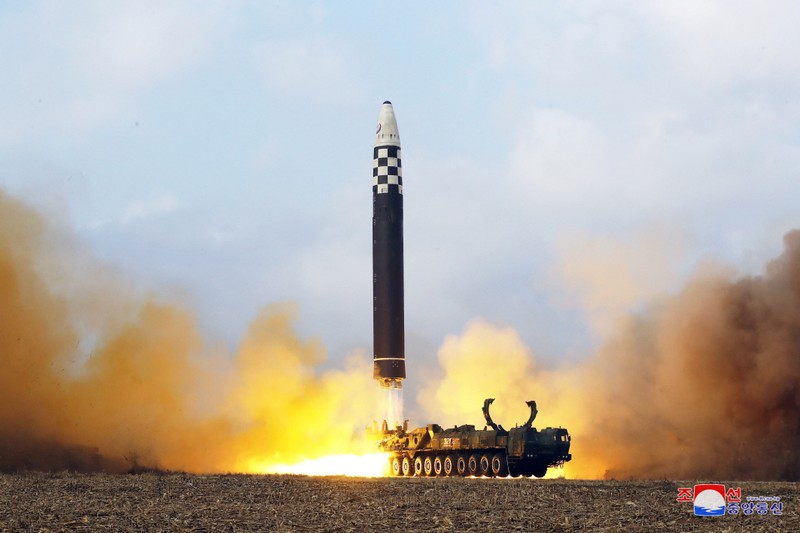 Ong Kim Jong Un va con gai xuat hien tai buoi phong ICBM-Hinh-3