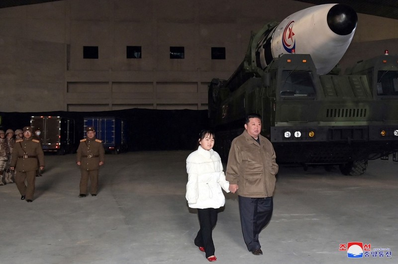 Ong Kim Jong Un va con gai xuat hien tai buoi phong ICBM