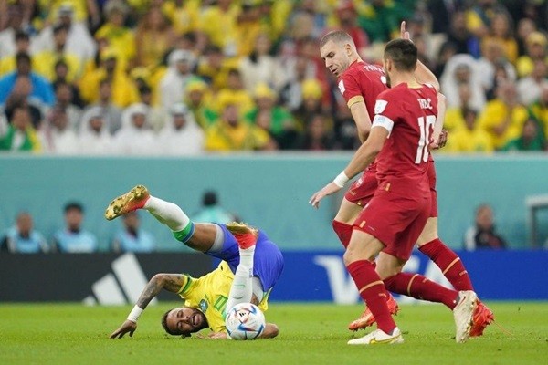 Brazil giai bai toan kho khi Neymar lam khan gia bat dac di