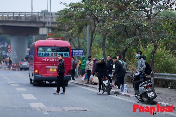 Ngay lam viec cuoi nam, cua ngo Ha Noi tac nghen, xe du bat khach tren cao toc-Hinh-11