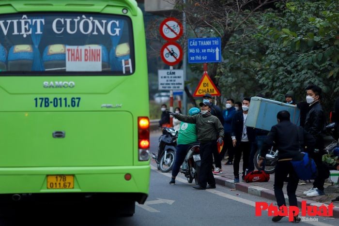 Ngay lam viec cuoi nam, cua ngo Ha Noi tac nghen, xe du bat khach tren cao toc-Hinh-12