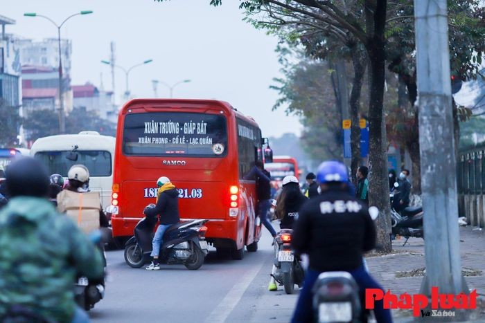 Ngay lam viec cuoi nam, cua ngo Ha Noi tac nghen, xe du bat khach tren cao toc-Hinh-13