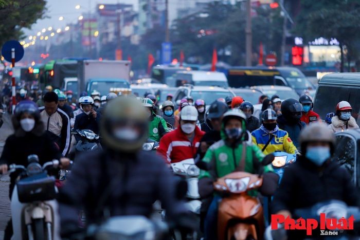 Ngay lam viec cuoi nam, cua ngo Ha Noi tac nghen, xe du bat khach tren cao toc-Hinh-14