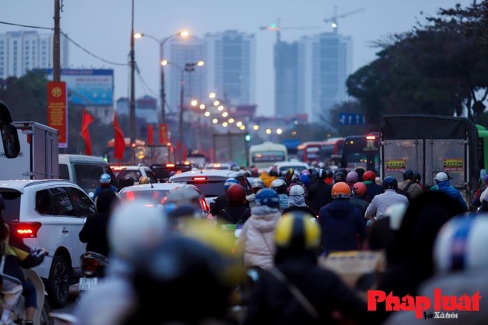 Ngay lam viec cuoi nam, cua ngo Ha Noi tac nghen, xe du bat khach tren cao toc-Hinh-15