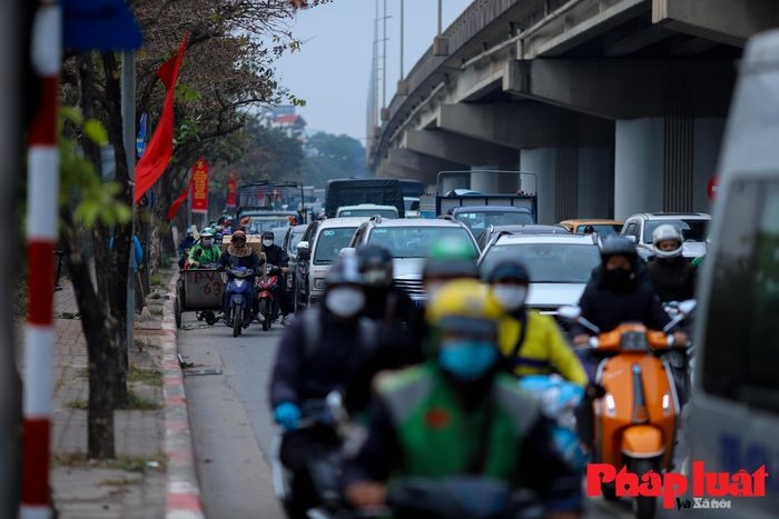 Ngay lam viec cuoi nam, cua ngo Ha Noi tac nghen, xe du bat khach tren cao toc-Hinh-5