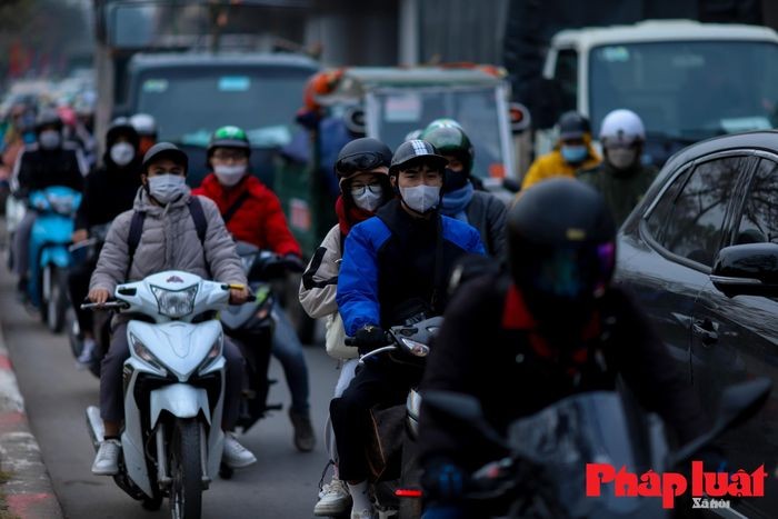 Ngay lam viec cuoi nam, cua ngo Ha Noi tac nghen, xe du bat khach tren cao toc-Hinh-6