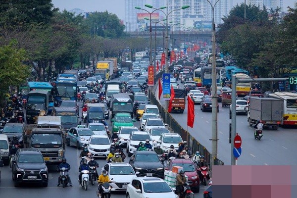 Ngay lam viec cuoi nam, cua ngo Ha Noi tac nghen, xe du bat khach tren cao toc