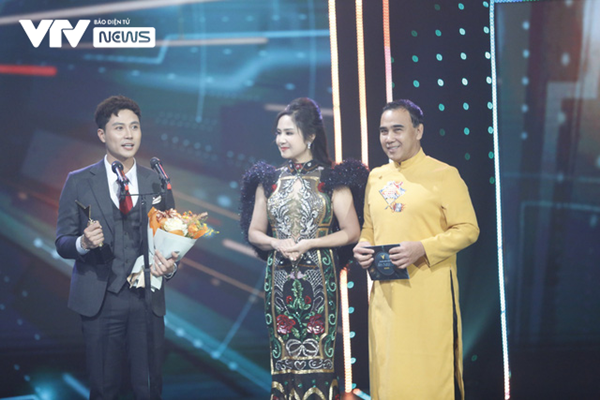 Huyen Lizzie bi nga khi nhan giai VTV Awards 2022-Hinh-2