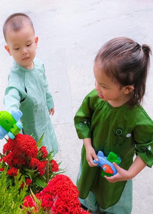 Dan nhoc ti nha sao Viet dang yeu khi dien ao dai don Tet-Hinh-2