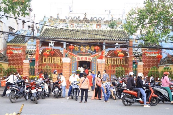 Nguoi dan mien Tay le chua cau binh an ngay dau nam moi