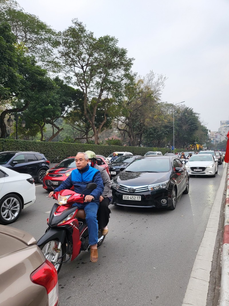 Ha Noi: Nguoi dan tap nap di chua va cac khu di tich, duong pho un tac-Hinh-9