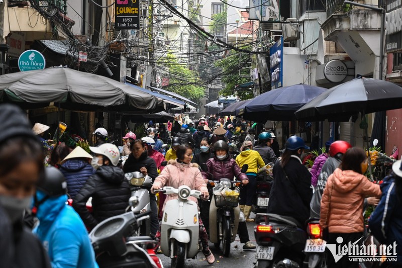 Nguoi Ha Noi tat bat di cho mua sam do cung Ram thang Gieng