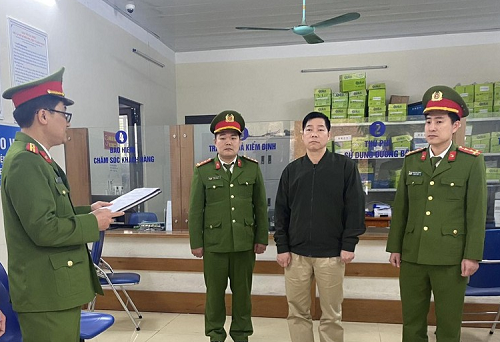 Bat pho giam doc chi nhanh dang kiem tai Tuyen Quang