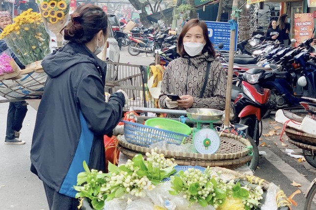 Hoa buoi dau mua toa huong khap pho Ha Noi, gia nua trieu/kg-Hinh-4