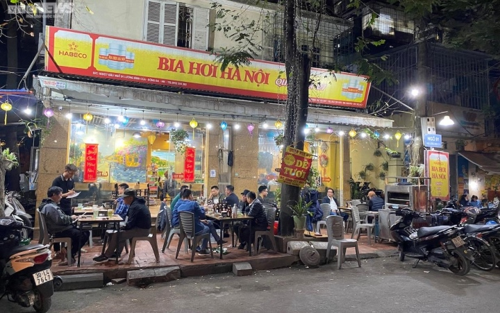 Ha Noi: Quan bia vang hoe vi khach so bi phat nong do con-Hinh-4