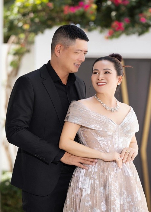 Vo Binh Minh goi cam, sang trong ben chong ky niem 15 nam cuoi-Hinh-2