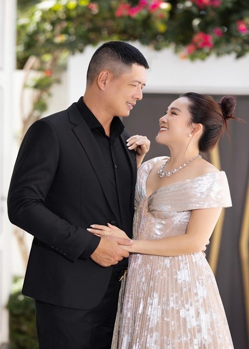 Vo Binh Minh goi cam, sang trong ben chong ky niem 15 nam cuoi