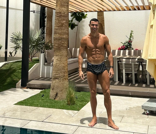 Ronaldo va ban gai khoe body nong bong o be boi-Hinh-2