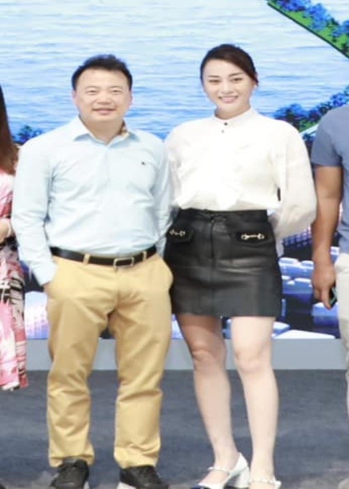 Phuong Oanh tuoi roi lo dien ben Shark Binh