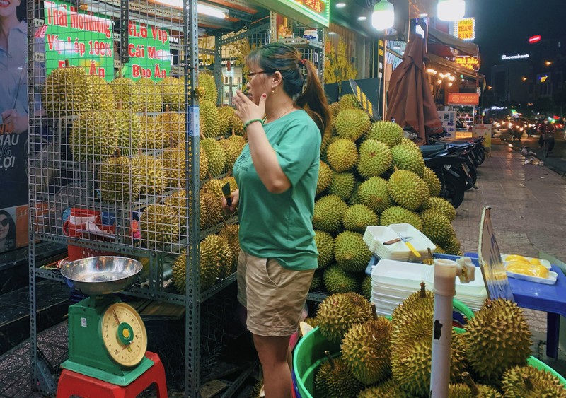 Sau rieng e khach, ban ca ngay chi co vai nguoi hoi mua