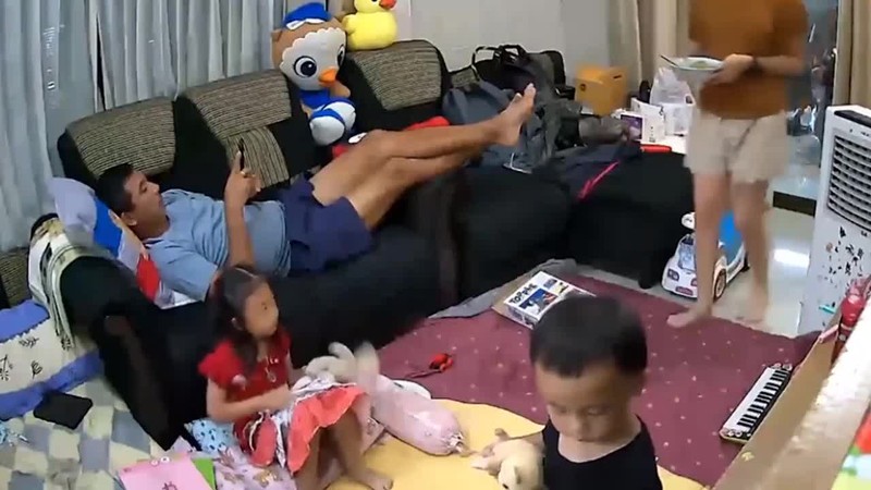 Video: Cha phan ung cuc nhanh, cuu con gai thoat khoi nguy hiem
