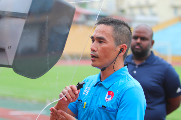 FIFA phe chuan trong tai, VAR chinh thuc “trinh lang” V-League