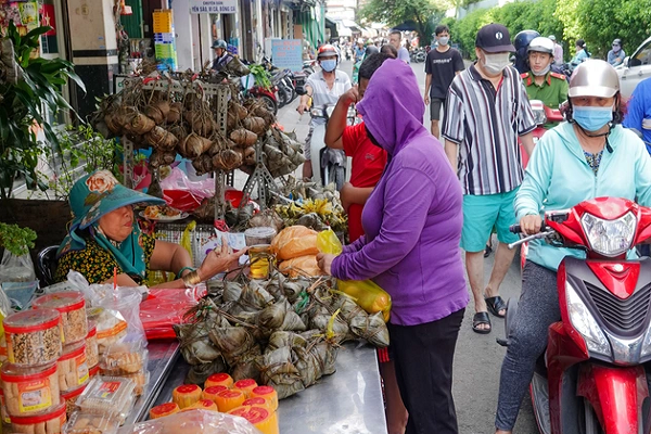 Chen chan mua banh dac san cua nguoi Hoa, tieu thuong thu bac trieu