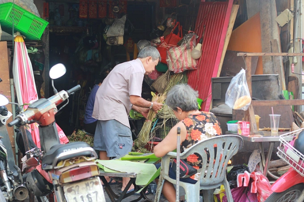 Lo banh luon “do lua” cua cu ba 62 tuoi, moi ngay ban 300 cai-Hinh-2