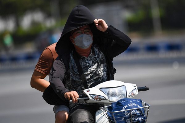 Du bao thoi tiet 1/7: Mien Bac va  mien Trung nang manh, mien Nam mua giong