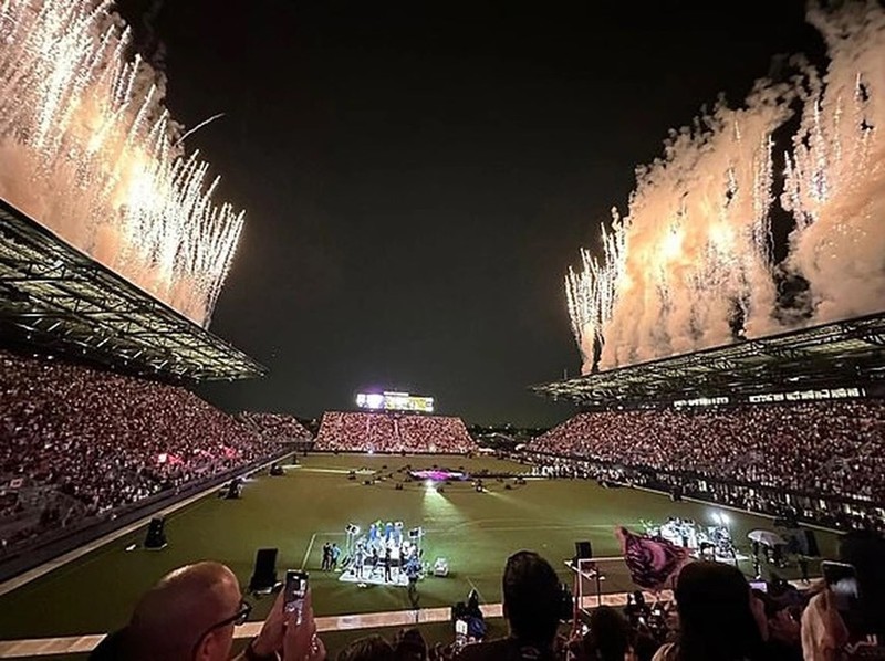 Sieu sao Lionel Messi ra mat hoanh trang trong mau ao Inter Miami-Hinh-11