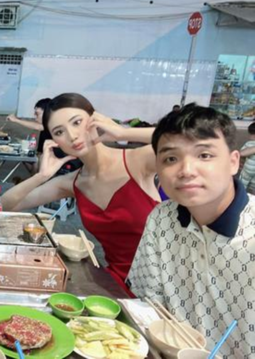 Anh tinh cam cua Hoa hau Y Nhi va ban trai yeu 6 nam-Hinh-2