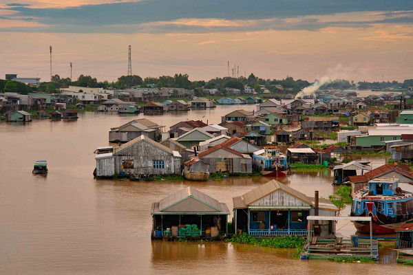 Den Chau Doc, ghe tham lang be sac mau noi nga ba song