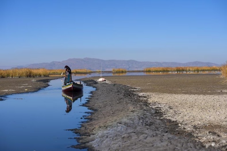 Ho nuoc ngot cao nhat the gioi Titicaca kho can vi nang nong-Hinh-7