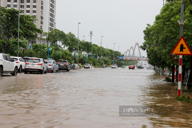 Duong truoc trung tam thuong mai moi mo o Ha Noi ngap sau keo dai-Hinh-14