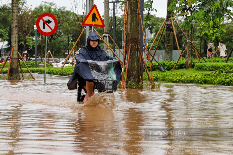 Duong truoc trung tam thuong mai moi mo o Ha Noi ngap sau keo dai-Hinh-8