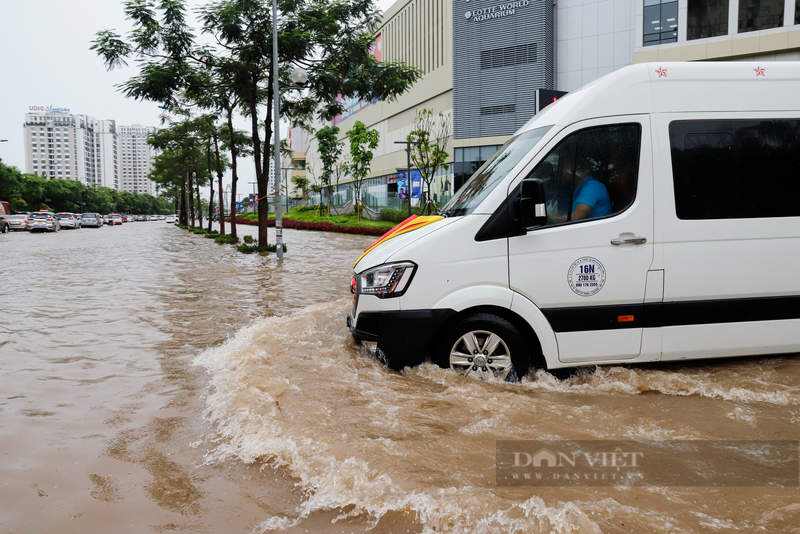 Duong truoc trung tam thuong mai moi mo o Ha Noi ngap sau keo dai-Hinh-9