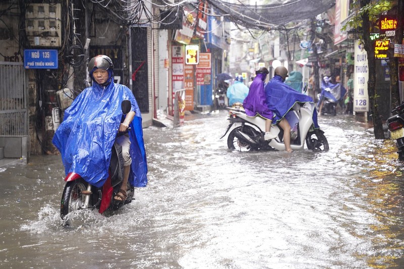 Nhieu tuyen pho Ha Noi ngap sau, nuoc tran vao nha dan-Hinh-2