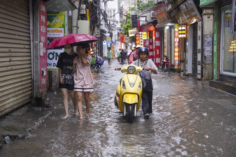 Nhieu tuyen pho Ha Noi ngap sau, nuoc tran vao nha dan-Hinh-3