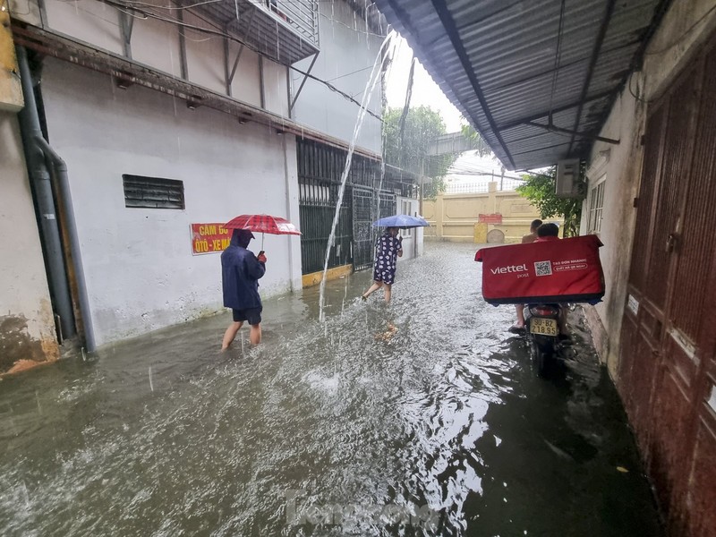 Nhieu tuyen pho Ha Noi ngap sau, nuoc tran vao nha dan-Hinh-7