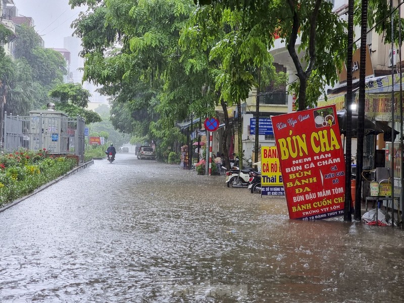 Nhieu tuyen pho Ha Noi ngap sau, nuoc tran vao nha dan-Hinh-8