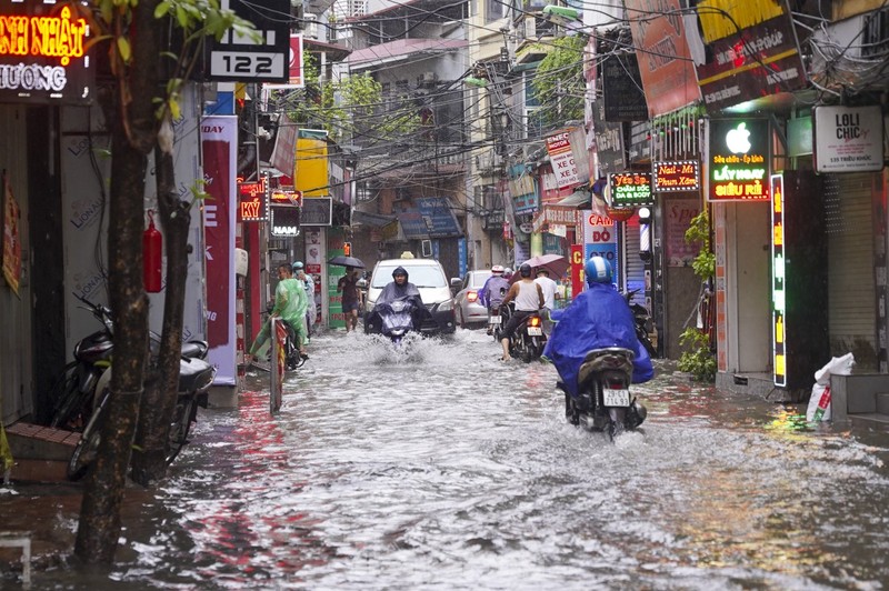 Nhieu tuyen pho Ha Noi ngap sau, nuoc tran vao nha dan