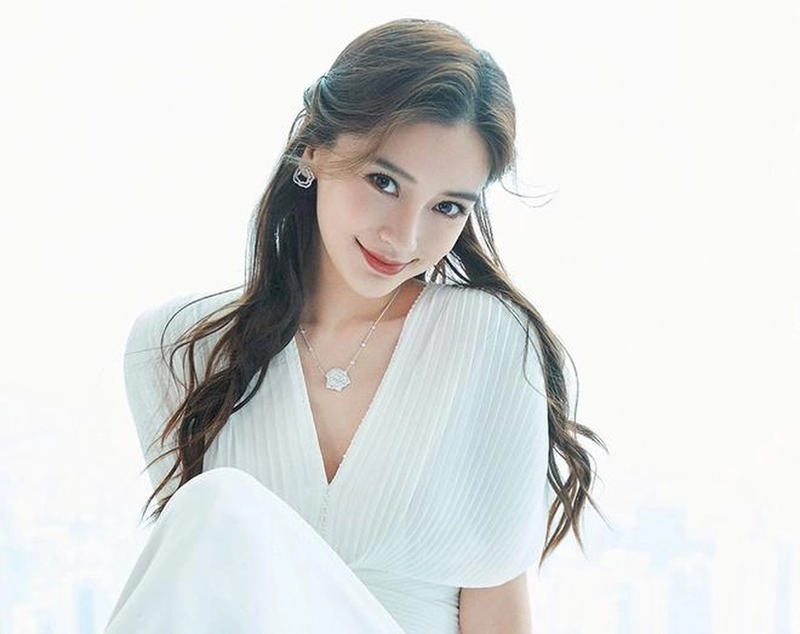 Angelababy ra sao hau mot nam ly hon Huynh Hieu Minh?-Hinh-2