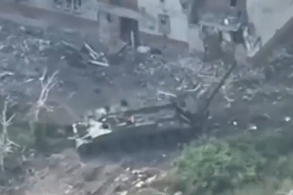 Video: Xem UAV Ukraine dot chay coi tu hanh Nga gan Bakhmut